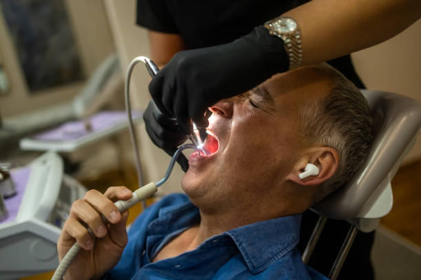 stomatolog stomatolog wykonuje leczenie wiertłem dentystycznym - doctors office adult break caucasian zdjęcia i obrazy z banku zdjęć