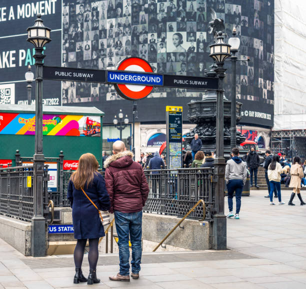 вход в лондонское метро площади пикадилли - west end стоковые фото и изображения