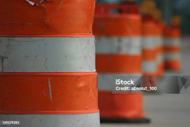 Cones - Fotografias de stock e mais imagens de Cone de Trânsito - Cone de Trânsito, Laranja - Cores, Barril