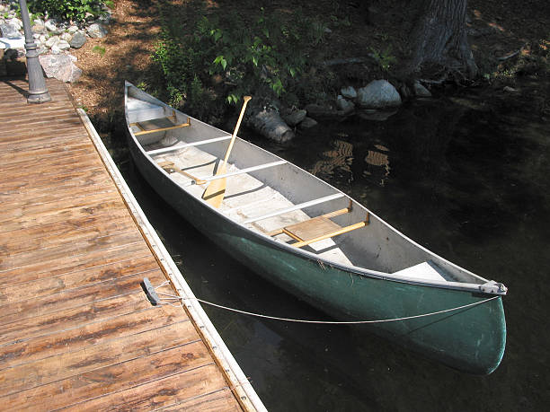 canoe vinculados al muelle - scerene fotografías e imágenes de stock