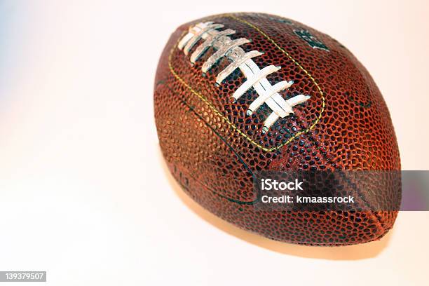 Gimnastykabrązowe Skórzane Football - zdjęcia stockowe i więcej obrazów Futbol amerykański - Futbol amerykański, Piłka do futbolu amerykańskiego, Wilson - Wyoming