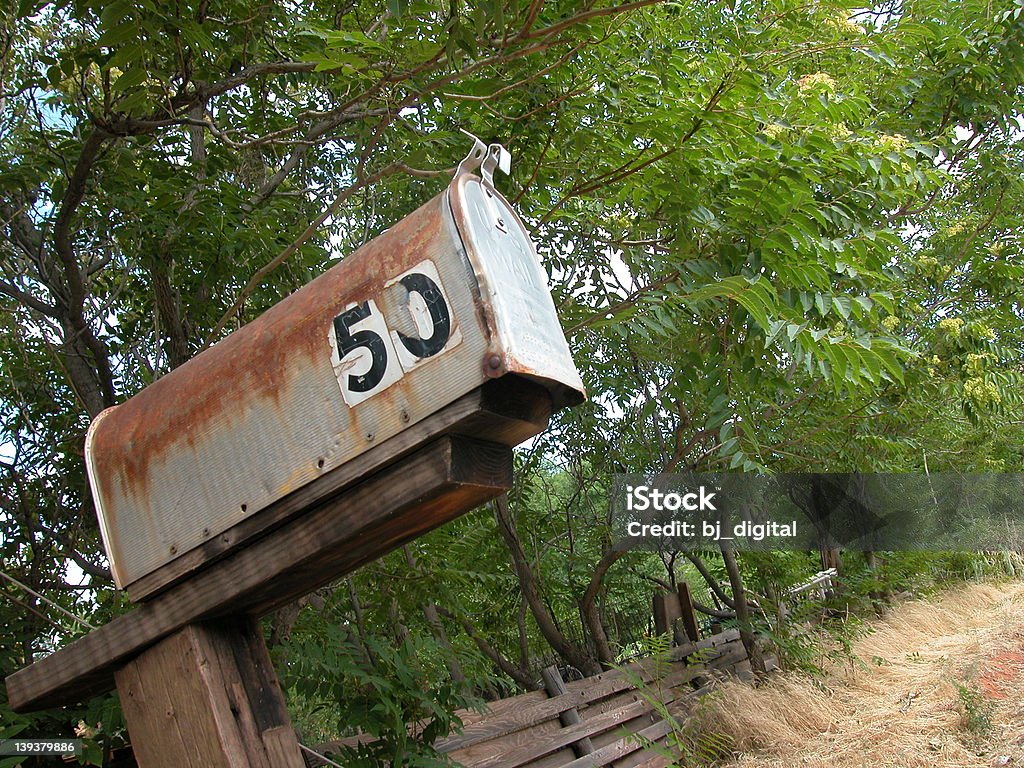 Alte rostige Mail-Box - Lizenzfrei Baum Stock-Foto