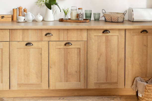 armoire à cuisine en bois avec vaisselle propre. intérieur de cuisine de style scandinave. organisation du stockage en cuisine. différents types d’ustensiles de cuisine et d’assiettes en céramique sur la table. nettoyage à la cuisine - magasin dustensiles de cuisine photos et images de collection