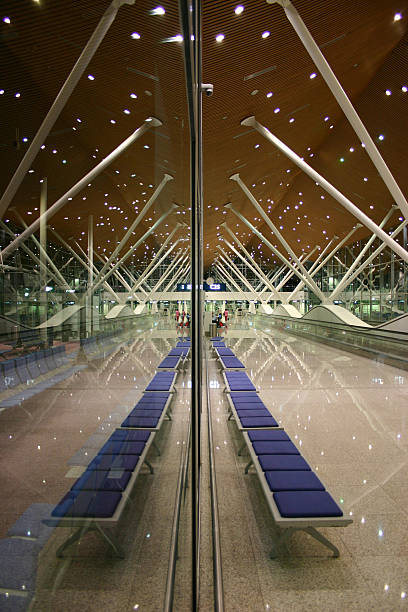 flughafen wand reflexion - floor airport marble vehicle interior stock-fotos und bilder