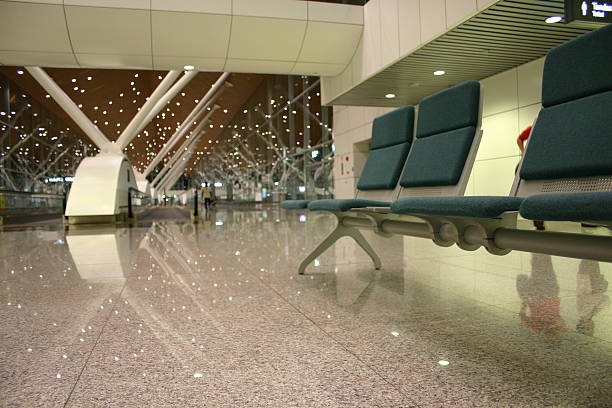flughafen hall stühlen - floor airport marble vehicle interior stock-fotos und bilder