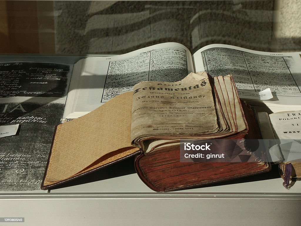 Открытый Библия - Стоковые фото Позолоченный роялти-фри