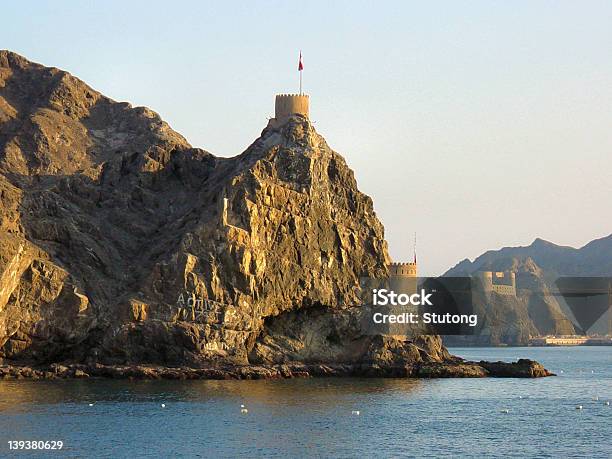 Photo libre de droit de Muscat Le Port banque d'images et plus d'images libres de droit de Arabie - Arabie, Drapeau, Falaise