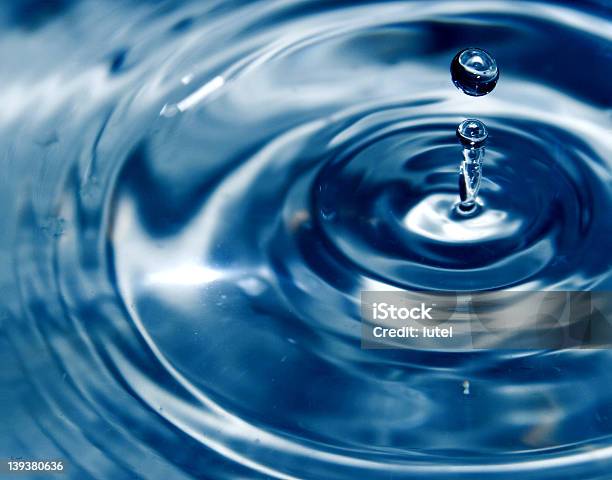 Gota De Agua Foto de stock y más banco de imágenes de Agua - Agua, Azul, Esfuerzo