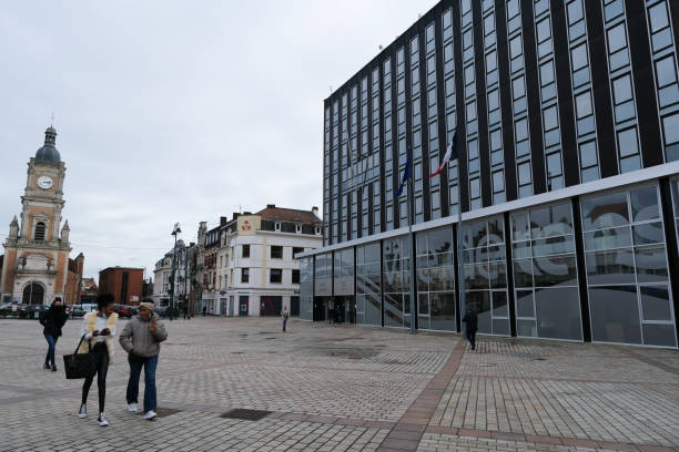 vista exterior del ayuntamiento de lens, francia - lens fotografías e imágenes de stock