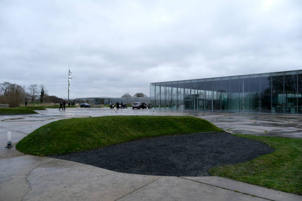 vista esterna del museo louvre-lens i - lens foto e immagini stock