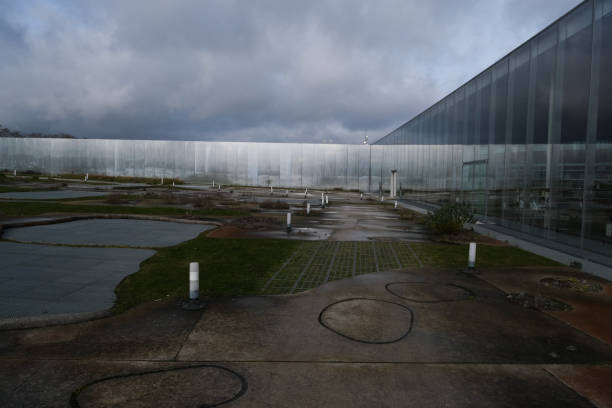 vista esterna del museo louvre-lens i - lens foto e immagini stock