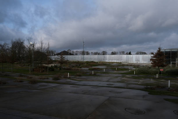 vista esterna del museo louvre-lens i - lens foto e immagini stock