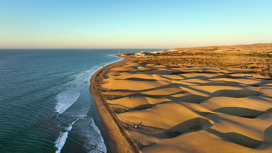 Las dunas de arena se encuentran con el Océano Atlántico. Vista superior de Maspalomas photo