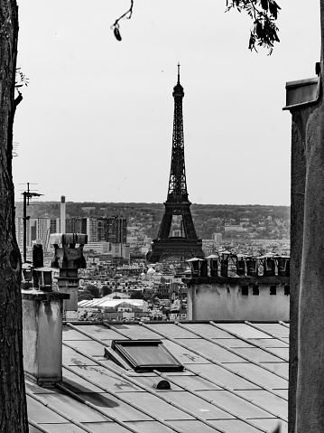 Black and white shot with a view of the Eiffel Tower, framed by the wall arch of the Passy metro viaduct of the Pont de Bir-Hakeim bridge. 06/05/2022 - Pont de Bir-Hakeim, 75015 Paris, France