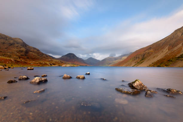 vue large sur le lac isolé wastwater avec un ciel spectaculaire. lake district, royaume-uni. - wastwater lake photos et images de collection