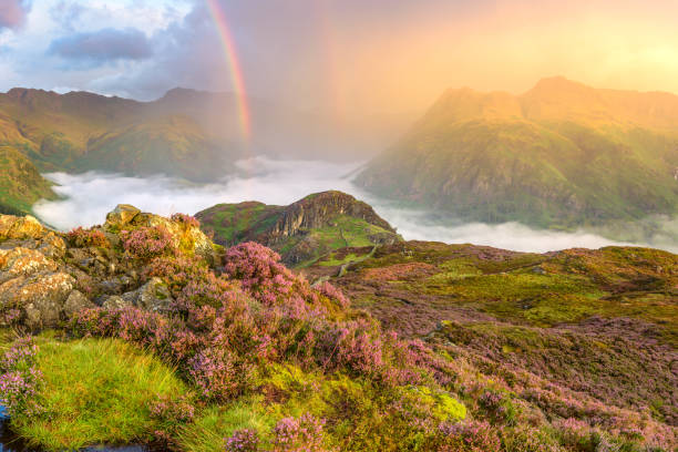 美しい虹の魔法の山の日の出、リングムーア フェル、湖水地方、英国。 - 壮大な景観 ストックフォトと画像