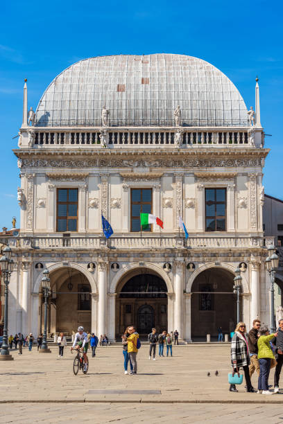 pałac loggia w stylu renesansowym (palazzo della loggia) brescia, lombardia, włochy. - statue vertical full length front view zdjęcia i obrazy z banku zdjęć