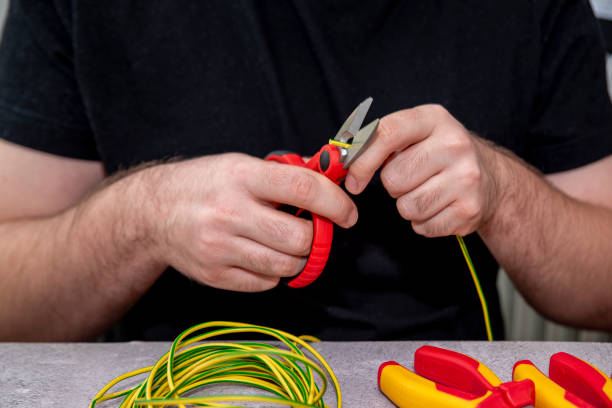ニッパーによるワイヤの切断、電圧下でのケーブルのトリミング - pliers technician cable electrical equipment ストックフォトと画像