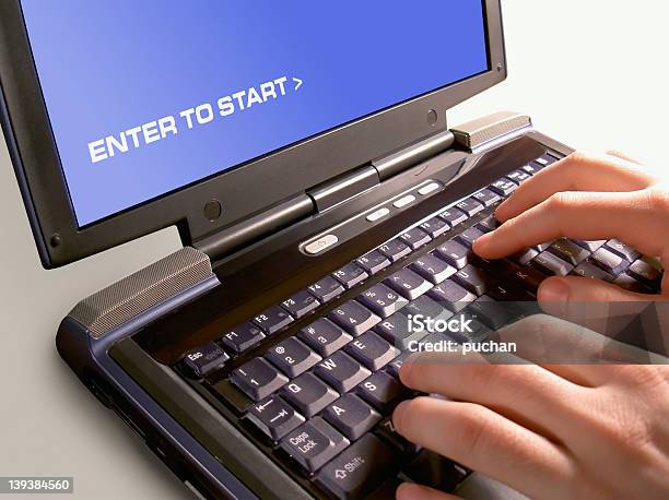 Manos Del Teclado Foto de stock y más banco de imágenes de Azul - Azul, Botón pulsador, Calor