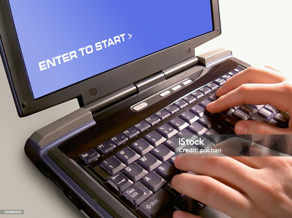 Руки на клавиатуру - Стоковые фото Беспроводная технология роялти-фри