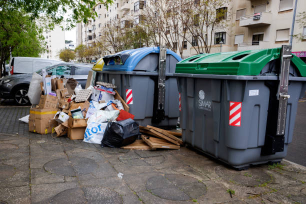 A lot of garbage outside the containers shows that there are problems both in garbage collection and in the civilized behavior of people Loures , Portugal; 26 April 2022: A lot of garbage outside the containers shows that there are problems both in garbage collection and in the civilized behavior of people civilized stock pictures, royalty-free photos & images