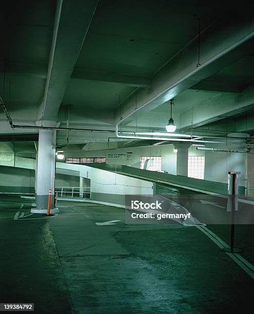 Garage Della Città - Fotografie stock e altre immagini di Abbassare - Abbassare, Città, Colore verde