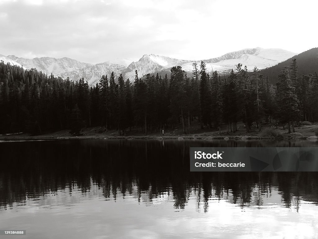 Lago que reflejan vista a las montañas - Foto de stock de Agua libre de derechos