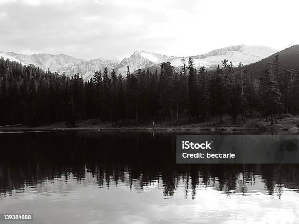 Lago Que Reflejan Vista A Las Montañas Foto de stock y más banco de imágenes de Agua - Agua, Aire libre, Aislado