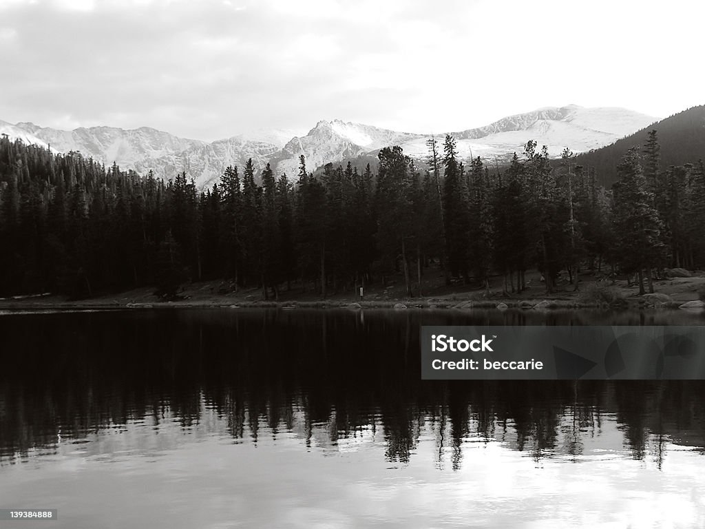 Lago que reflete vista para a montanha - Foto de stock de Beleza royalty-free