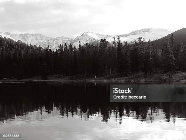 Foto de Lago Que Reflete Vista Para A Montanha e mais fotos de stock de Beleza - Beleza, Beleza natural - Natureza, Cena de tranquilidade