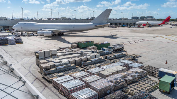 global cargo - vrachtcontainer stockfoto's en -beelden