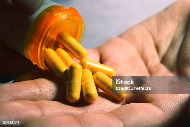 薬を手 - カプセル剤のストックフォトや画像を多数ご用意 - カプセル剤, クローズアップ, サプリメント