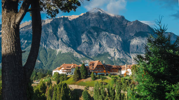 cerro tronador es un volcán extinto a 3491 m con rutas desafiantes a la cumbre para los montañeros. esta montaña, parte de los andes, se encuentra en la frontera de chile y argentina, no lejos de bariloche y en el parque nacional los arrayanes. - bariloche fotografías e imágenes de stock