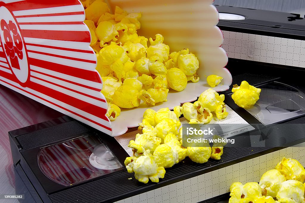 Popcorn e un Video - Foto stock royalty-free di Arte, Cultura e Spettacolo
