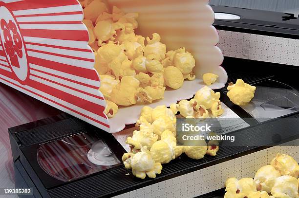 Popcorn E Un Video - Fotografie stock e altre immagini di Arte, Cultura e Spettacolo - Arte, Cultura e Spettacolo, Cibo, Composizione orizzontale