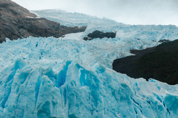 gros plan sur le glacier perito moreno qui descend des montagnes - crevasse photos et images de collection