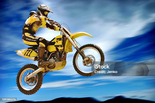 High Flyer - Fotografias de stock e mais imagens de Motocross - Motocross, Amarelo, Ao Ar Livre