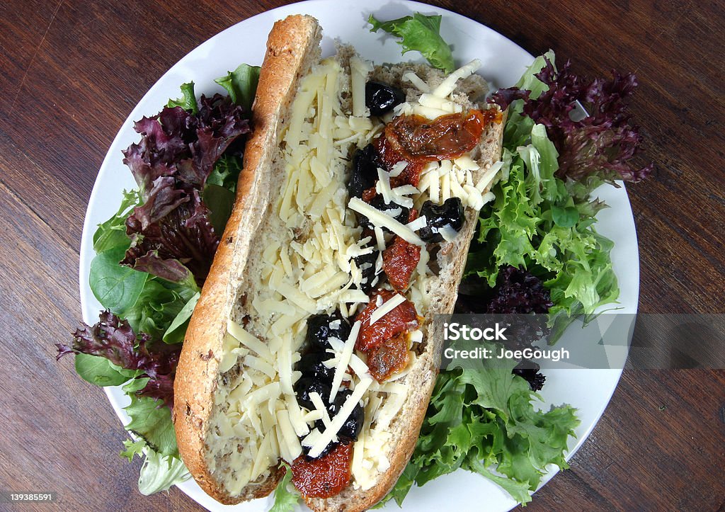 바게트, Mozzerella, 블랙 올리브 및 선드라이드 토마토 - 로열티 프리 0명 스톡 사진