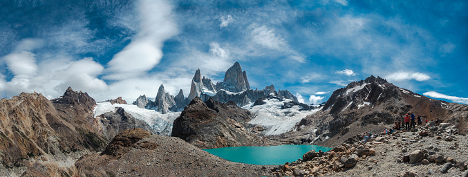 At the north end of the Los Glaciares National Park the highest peaks can be found. Including the greatest diversity of granite forms of the mountain range, which together with forests, glaciers and lakes, create an extraordinary place. The maximum height is reached by the Cerro Chaltén or Fitz Roy Mount (3,405 m.a.s.l.) seconded by the Cerro Torre (3,102 m.a.s.l.). In this scenario is placed the small town of El Chaltén.