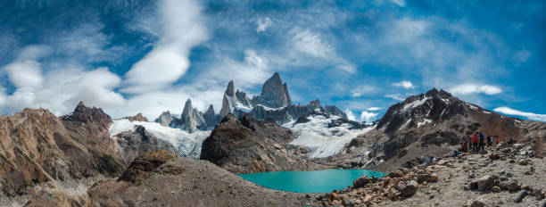 Cerro Chaltén or Fitz Roy Mount: impressive mountain range in Los Glaciares National Park, Patagonia, Argentina At the north end of the Los Glaciares National Park the highest peaks can be found. Including the greatest diversity of granite forms of the mountain range, which together with forests, glaciers and lakes, create an extraordinary place. The maximum height is reached by the Cerro Chaltén or Fitz Roy Mount (3,405 m.a.s.l.) seconded by the Cerro Torre (3,102 m.a.s.l.). In this scenario is placed the small town of El Chaltén. fitzroy range stock pictures, royalty-free photos & images
