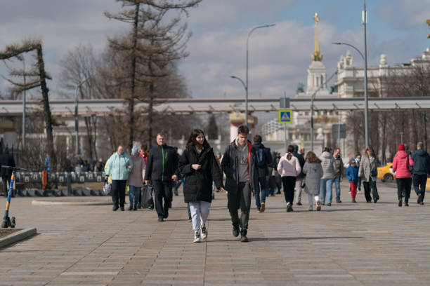 people are walking in the public park vdnkh area. - vdnk imagens e fotografias de stock