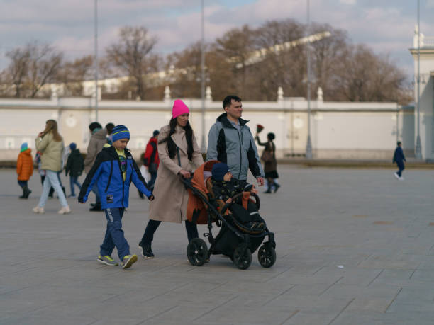 人々は公共の公園vdnkhを歩いた後、家に帰っています。 - vdnk ストックフォトと画像