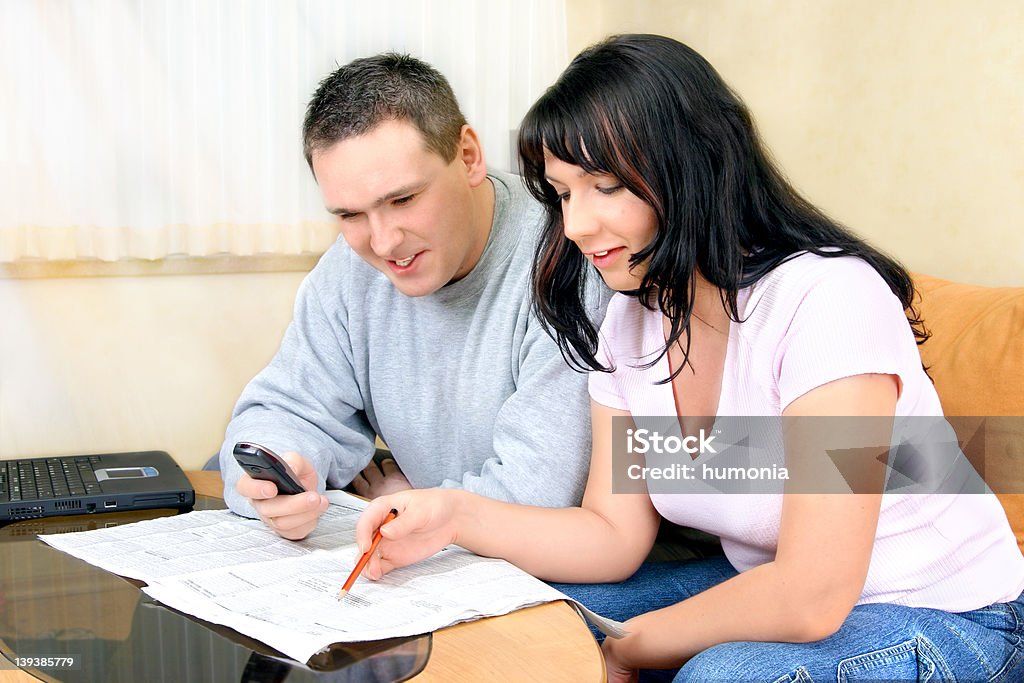 Casal procurando Informations - Foto de stock de Achar royalty-free