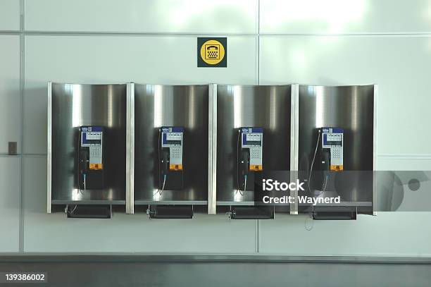 Telefone Stockfoto und mehr Bilder von Münztelefon - Münztelefon, Flughafen, 25-Cent-Stück