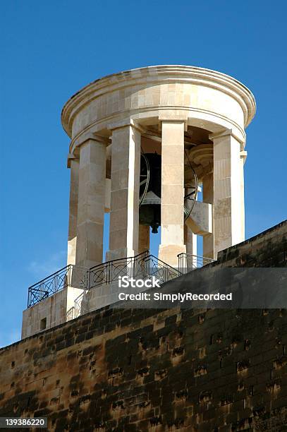 Parede E Torre Com Sino De - Fotografias de stock e mais imagens de Antigo - Antigo, Arcaico, Arquitetura