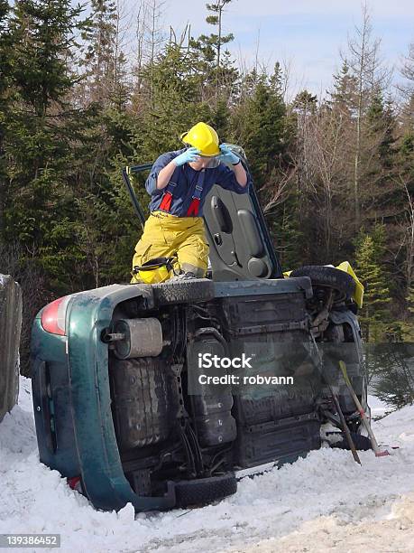 Winter Fahren Auto Unfall Fireman Auf Der Oberseite Stockfoto und mehr Bilder von Auto