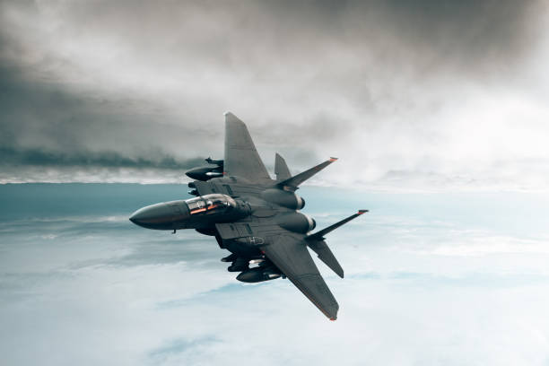 chasseurs à réaction survolant les nuages. - f15 photos et images de collection