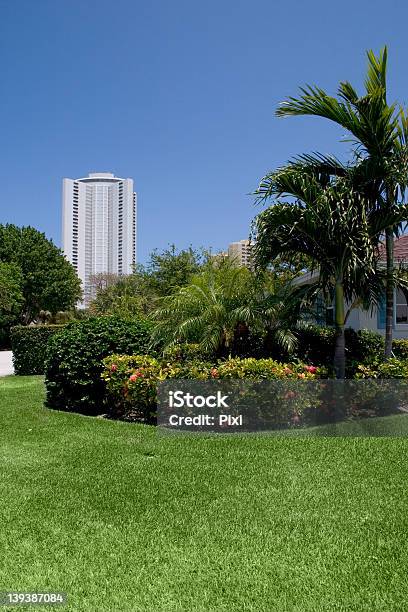 Bem Ajardinado Casa Com A Distância Condominium - Fotografias de stock e mais imagens de Ajardinado - Ajardinado, Florida - EUA, Sul