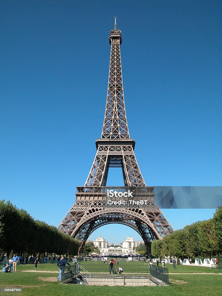 Париж Эйфелева башня в ясный день - Стоковые фото Башня роялти-фри