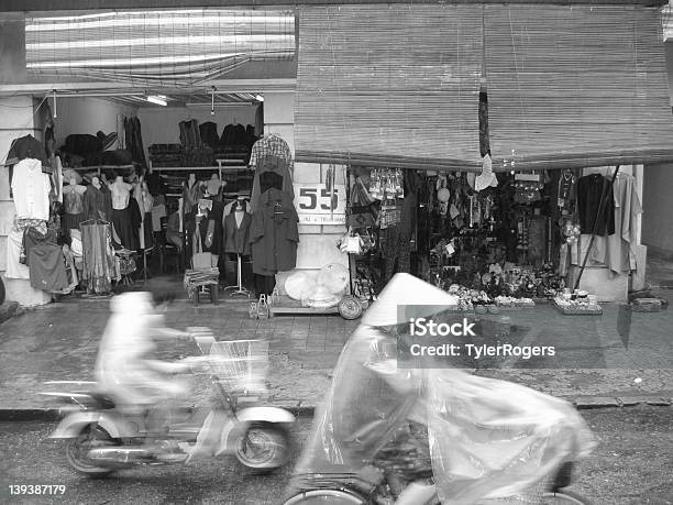 Foto de Vietnã O Antigo E O Novo e mais fotos de stock de Chuva - Chuva, Cidade de Ho Chi Minh, Capitais internacionais